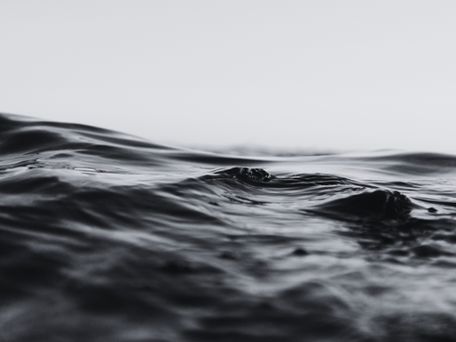 Zwischen lauten Stimmen und stürmischen Gedanken liegt ein stiller Ozean. Wer innehält, erkennt: Die Wellen sind nicht das Meer.