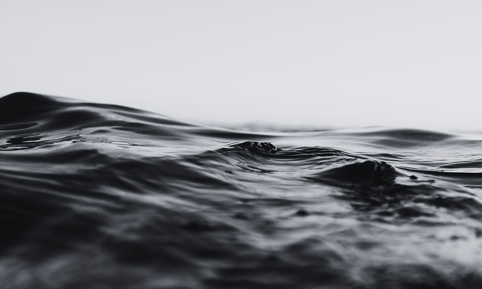 Zwischen lauten Stimmen und stürmischen Gedanken liegt ein stiller Ozean. Wer innehält, erkennt: Die Wellen sind nicht das Meer.