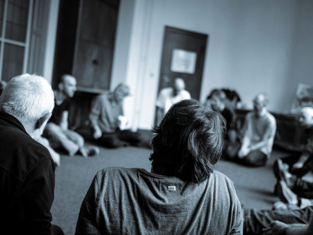 Männer sitzen im Stuhlkreis in einem Workshop beim Bremer Männertag und tauschen sich in ruhiger Atmosphäre aus.