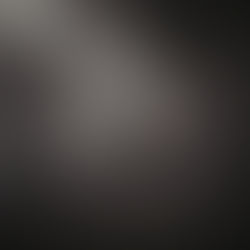 Ein Mann steht allein in hellem Nebel, sein Spiegelbild auf nassem Boden – Schwarzweißbild zu psychischer Gesundheit bei Männern.