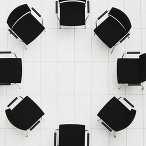 Stuhlkreis in einem hellen Raum – Symbol für Integration, Reflexion und kontinuierliche Praxis nach intensiven Erlebnissen