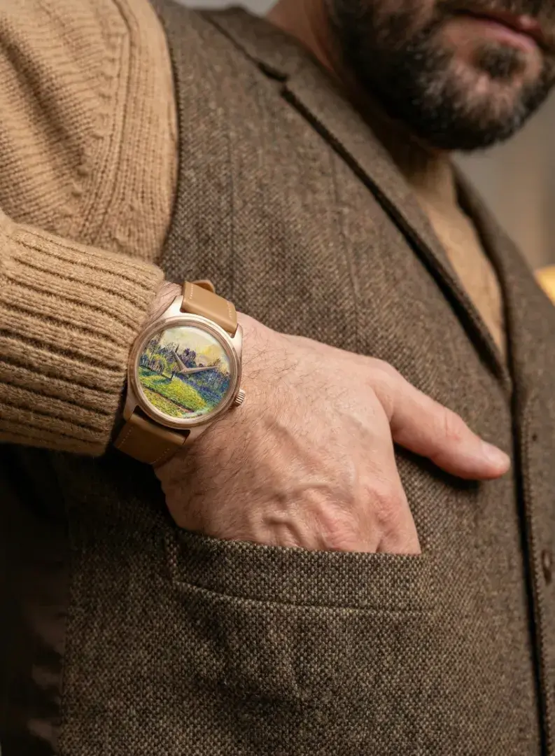 Thumbnail: Montre d'art Bazincourt de Camille Pissarro portée, détail de la peinture impressionniste sur le cadran