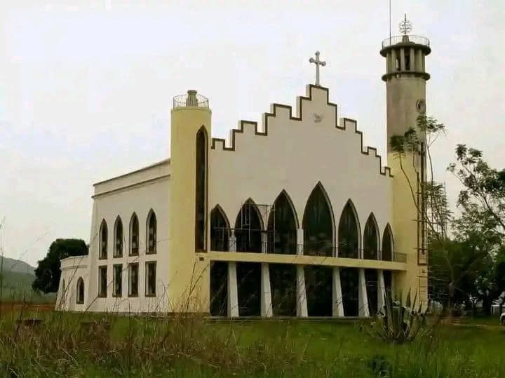 A Igreja de Sé Nova, no Aldeamento Nove do Colonato da Cela, unia fé e comunidade entre as famílias camponesas.