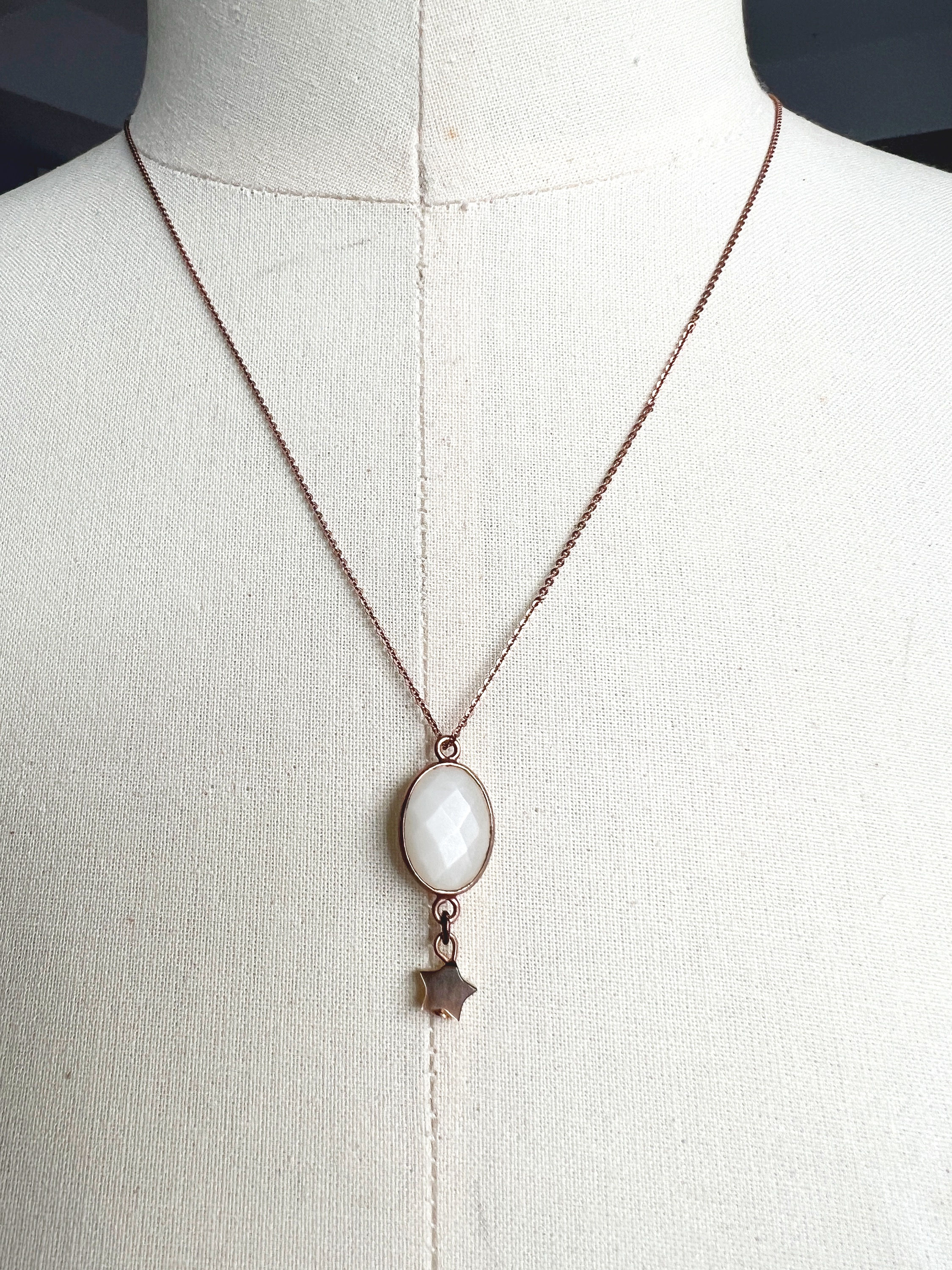 Kette mit Mondsteinanhänger