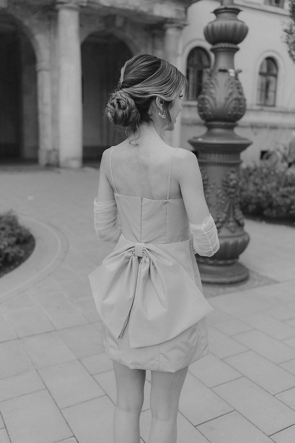 Miniaturbild: kurzes Brautkleid mit Schleife
