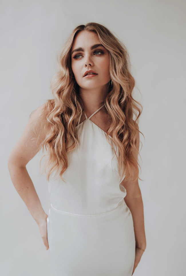 Neckholder Satin Brautkleid mit tiefem Rückenausschnitt