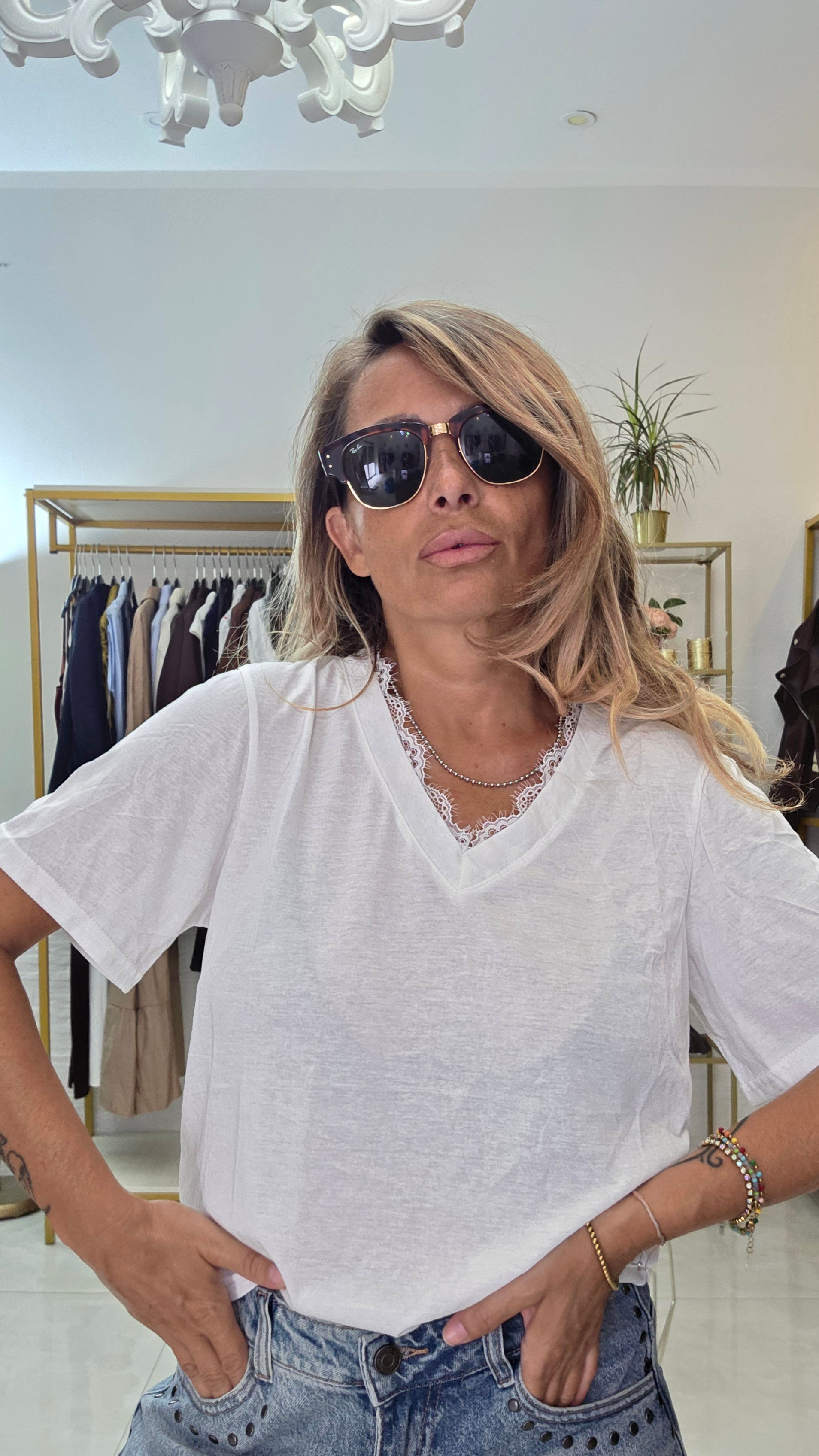 Shirt v con pizzo sul bordo