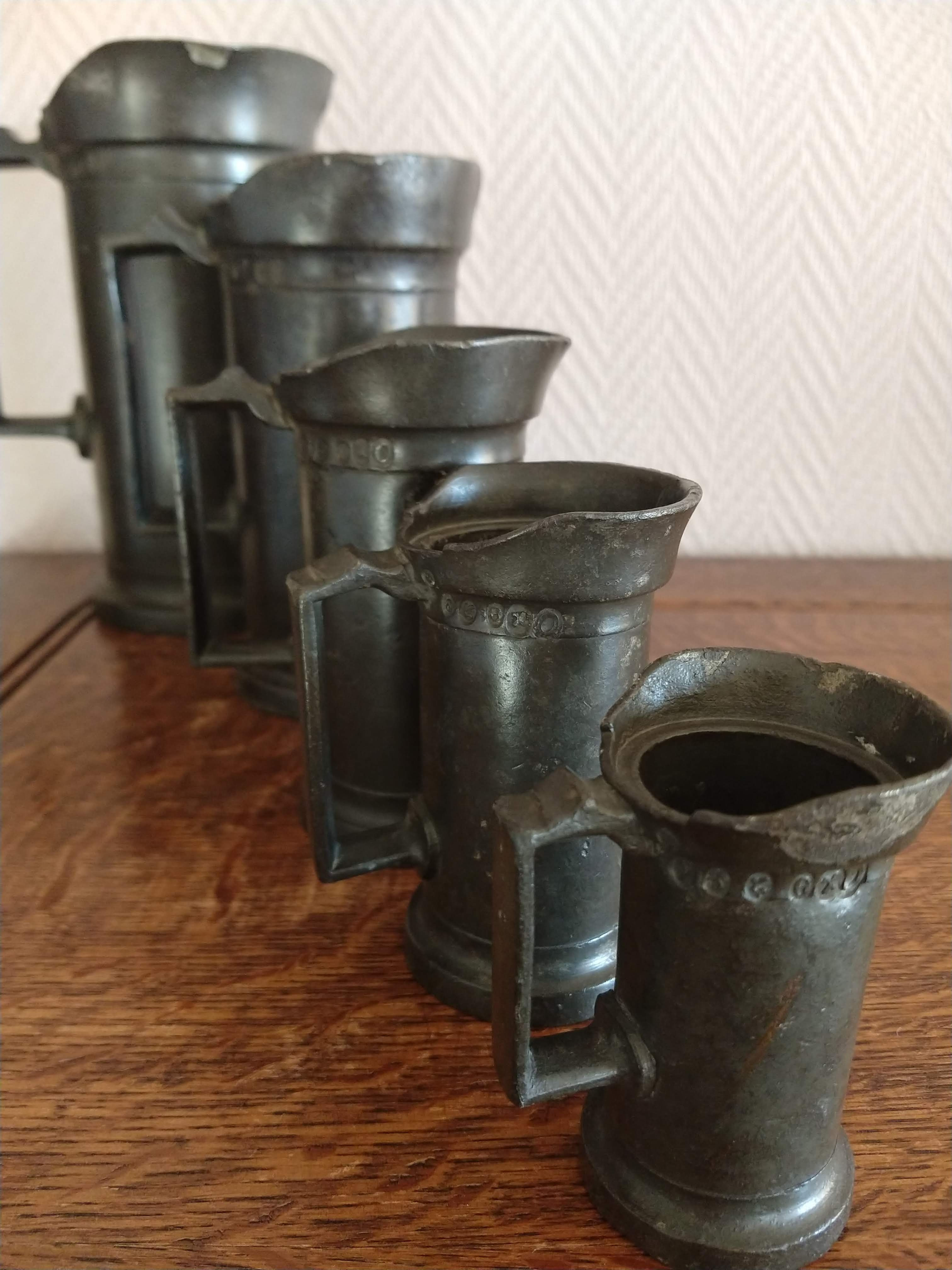 Set antieke tinnen maatbekers