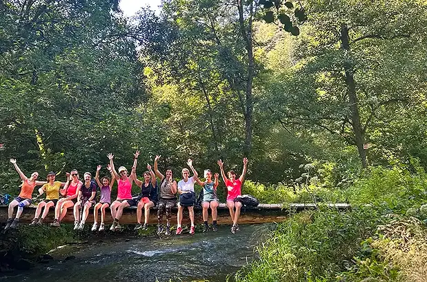 Groupe au dessus de la rivière - Séjour randonnée et nutrition en Ardenne belge - Weekend Nutri'Hyalade