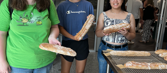 La clase de HLTH HUM 273 372 hace pan cubano