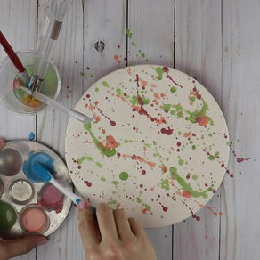 Anonyme, Les Eclaboussures de Haccourt (circa 450 avant-Jésus-Christ), Le Patrimoine archéologique de Wallonie, page 249 et un exemple contemporain de la technique d'éclaboussure (Céramic-Café)