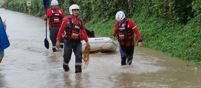 Inundaciones mantienen en alerta a cantones de Limón