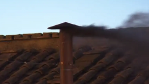 Sale humo negro en el primer día del cónclave para elegir papa
