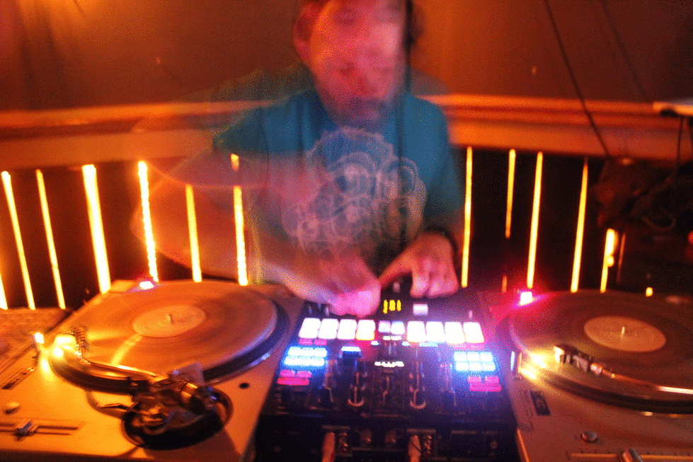 DJHalo_Turntable_GIF.gif