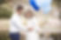 femme-enceinte-son-mari-tenant-ballons-dans-parc-arriere-plan-flou.jpg