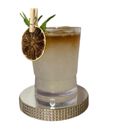 Dark 'n Stormy con ron, Ginger Beer y Angostura – cóctel intenso para fiestas privadas.
