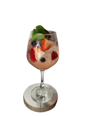 Gin & Tonic Rosé con frutos rojos – cóctel elegante y afrutado para eventos exclusivos.