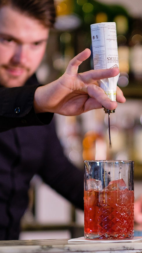 Cóctel con burbuja aromática creada con Flavour Blaster – coctelería a domicilio en Medellín