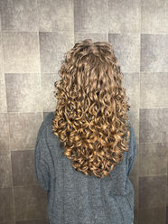 Type 3 krullen met natuurlijke definitie na styling bij Curly-Girl Delft