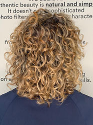 Kort wavy haar met natuurlijke golven bij Curly-Girl