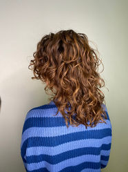 Wavy haar met natuurlijke slag na behandeling bij Curly-Girl In Rotterdam