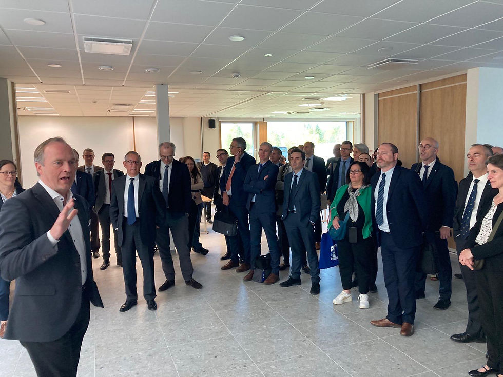Mart Noorma (à gauche), directeur du Cooperative Cyber Defence Centre of Excellence de l’OTAN, face aux auditeurs de la majeure Souveraineté numérique et cybersécurité de la session nationale de l’IHEDN.