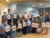 עובדי חברת מדוק מחזיקים שלטי העלאת המודעות לכאב