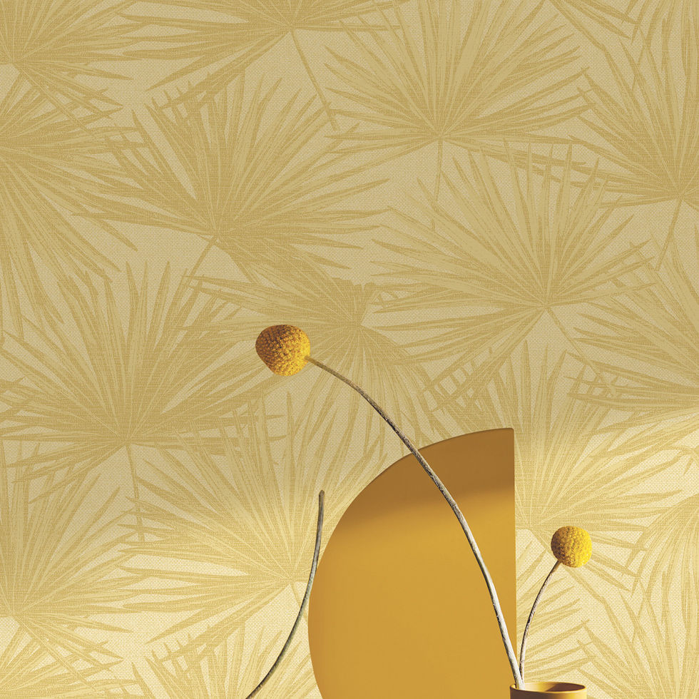 Papel tapiz amarillo con diseño de hojas tipo palmera doradas