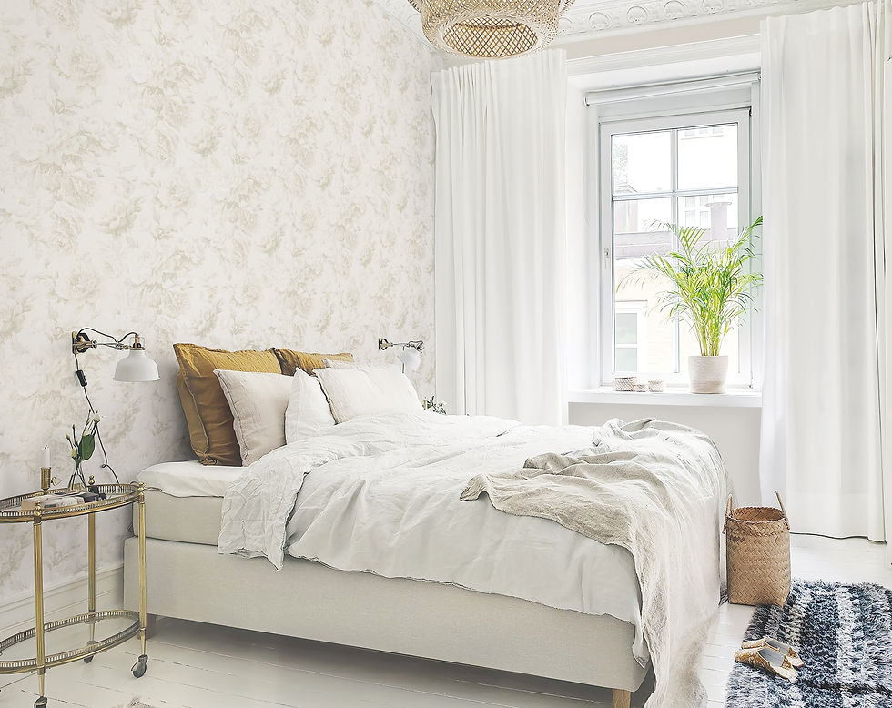 Papel tapiz blanco con diseño de flores