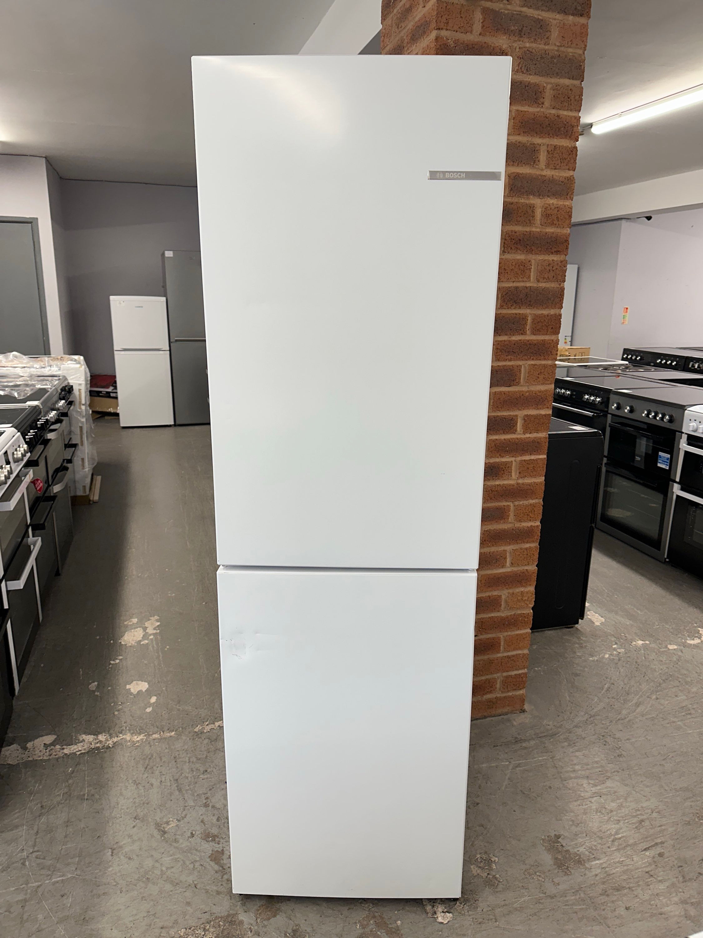 (692) Bosch 50/50 Fridge Freezer - KGN27NWFAG/01