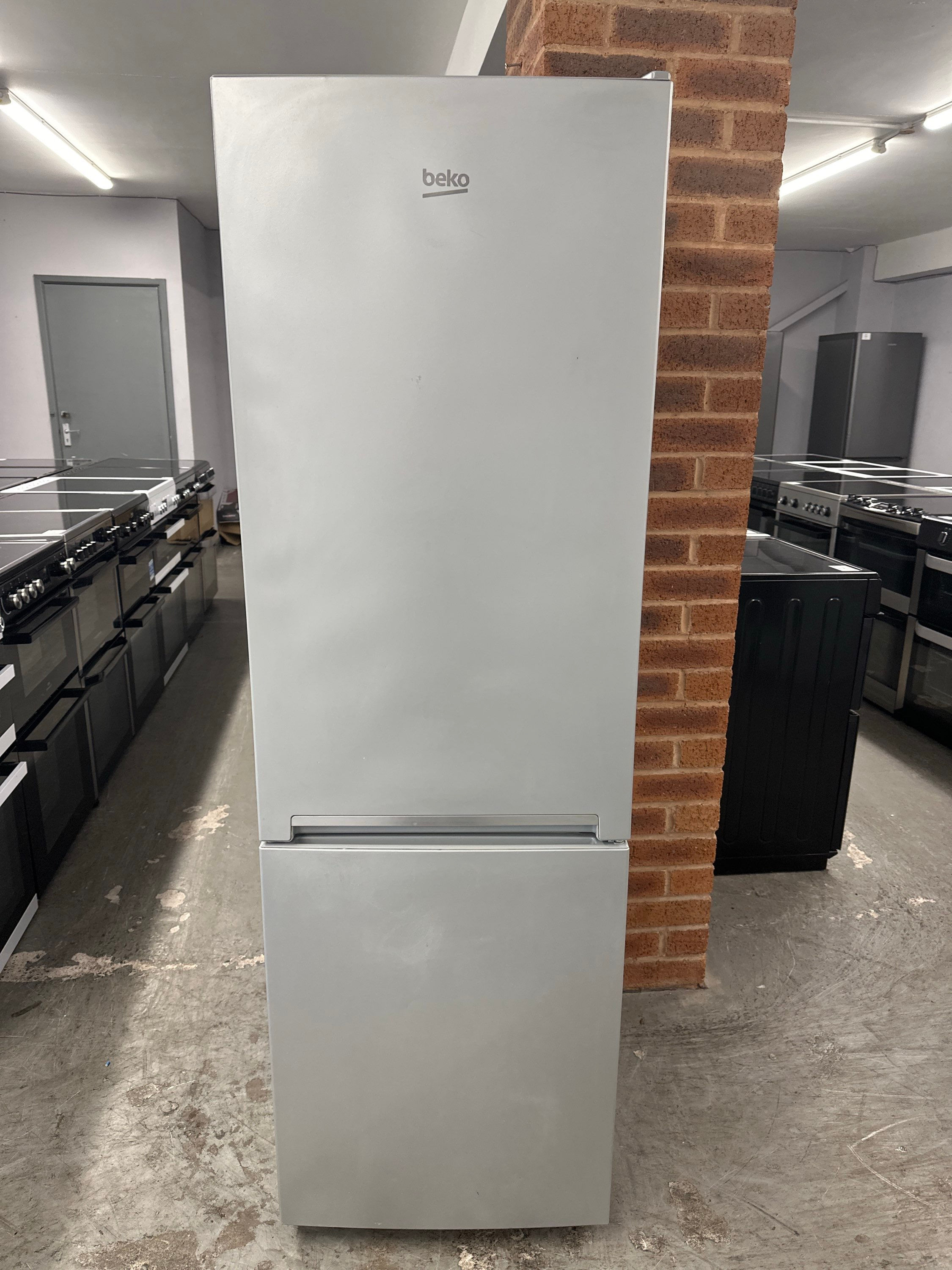 (421) Beko 60/40 Fridge Freezer - CSG1571S