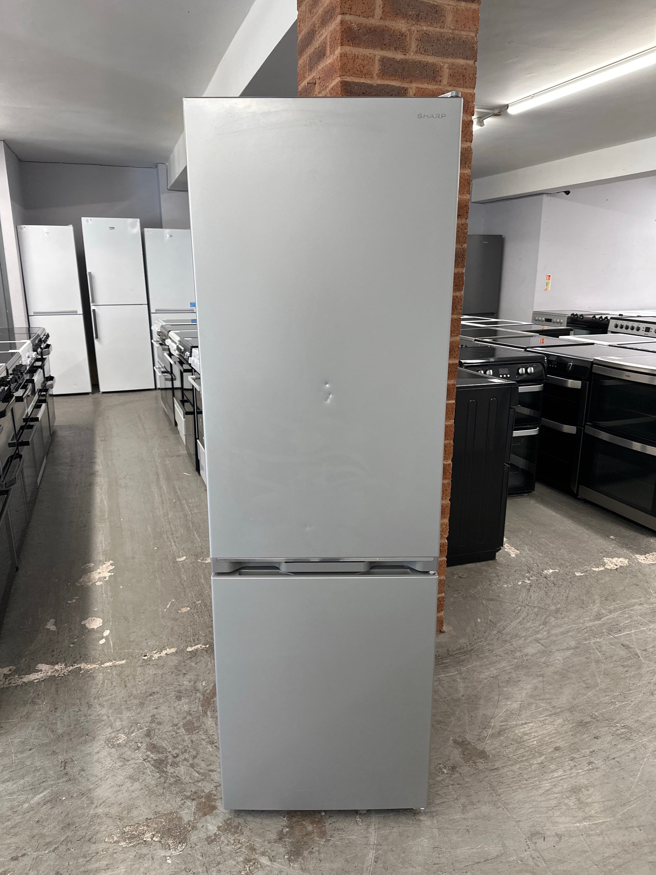 (393) Sharp 60/40 Fridge Freezer - SJ-BB04DTXSF-EN