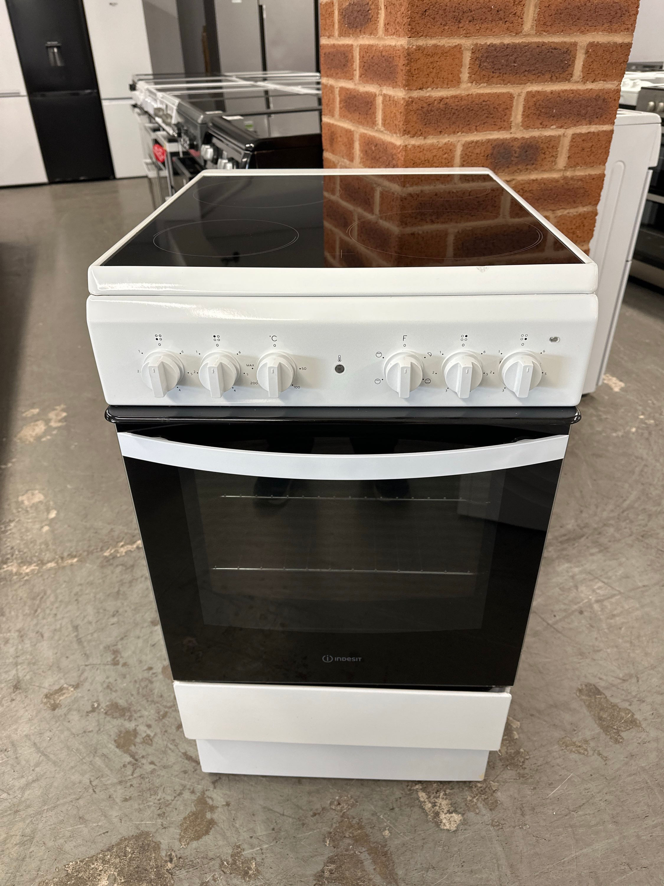 (608) Indesit 50cm Ceramic Hob Electric Cooker - IS5V4KHW/UK