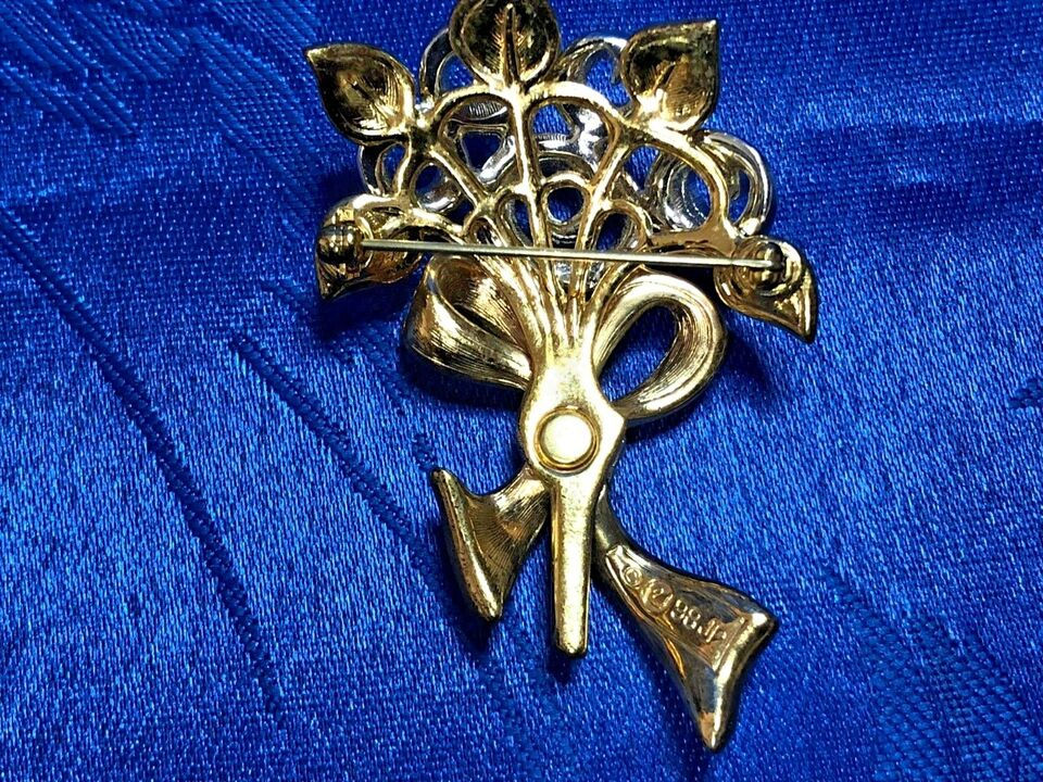 Thumbnail: Swan Signed SWAROVSKI Three Tone Flower Bouquet With Bow Brooch Pin