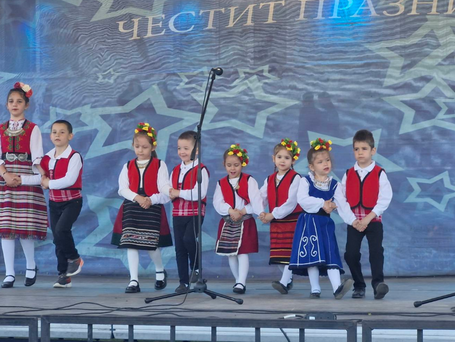 Участие на децата от Школата за български танци в Традиционен панаир 2025 - Дулово