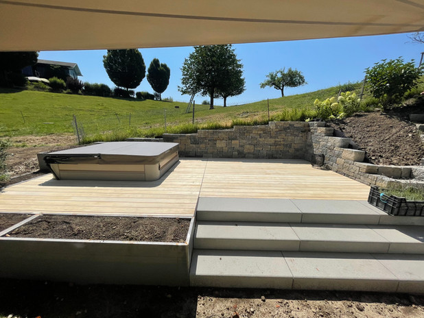 Sonnendeck mit Whirlpool, Holzdeck mit Accoya Terrassendielen