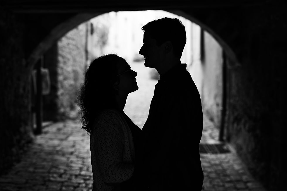 silhouette couple sous arche séance engagement noir et blanc