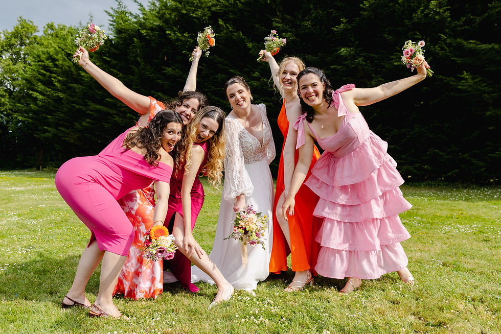 la mariée prend la pose avec ses demoiselles d'honneur