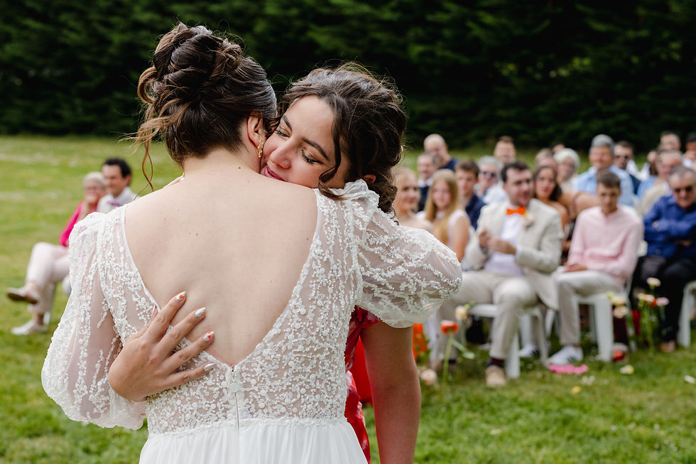 la mariée fait un câlin à sa sœur