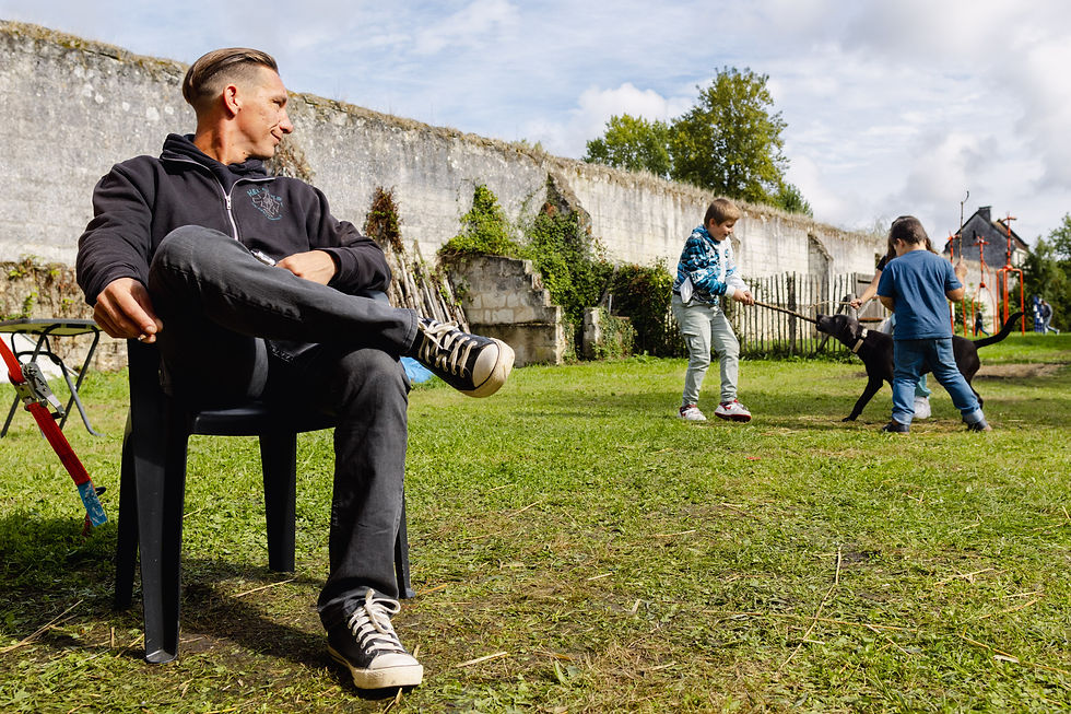 les enfants jouent le matin du brunch au soleil dehors