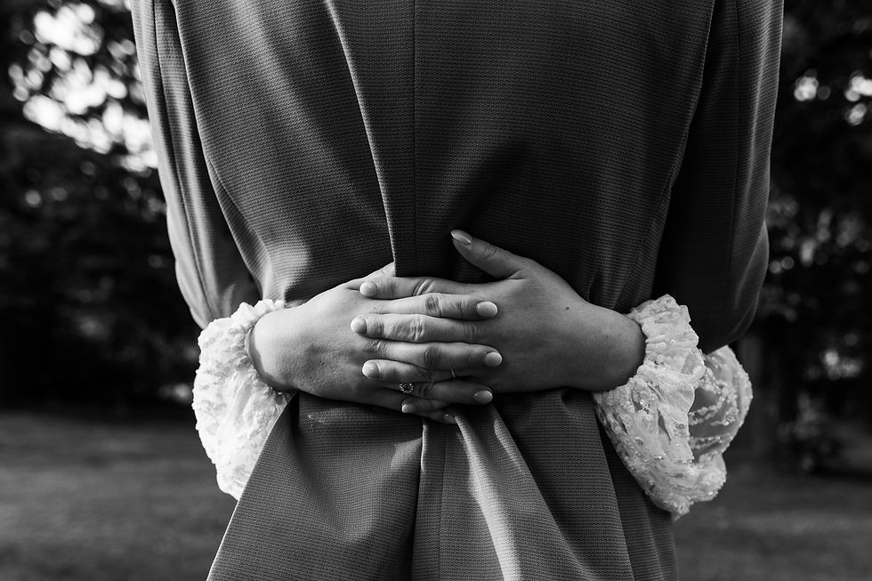 la mariée serre fort contre elle son marie