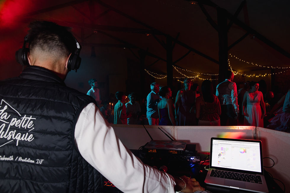 le dj La Petite Musique mix pour les invités