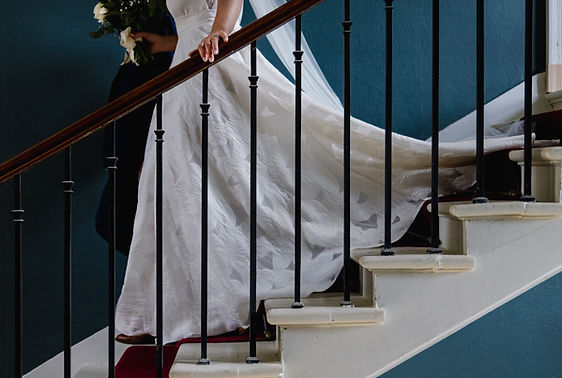 La mariée descend les escaliers pendant les préparatifs du mariage près de Poitiers.