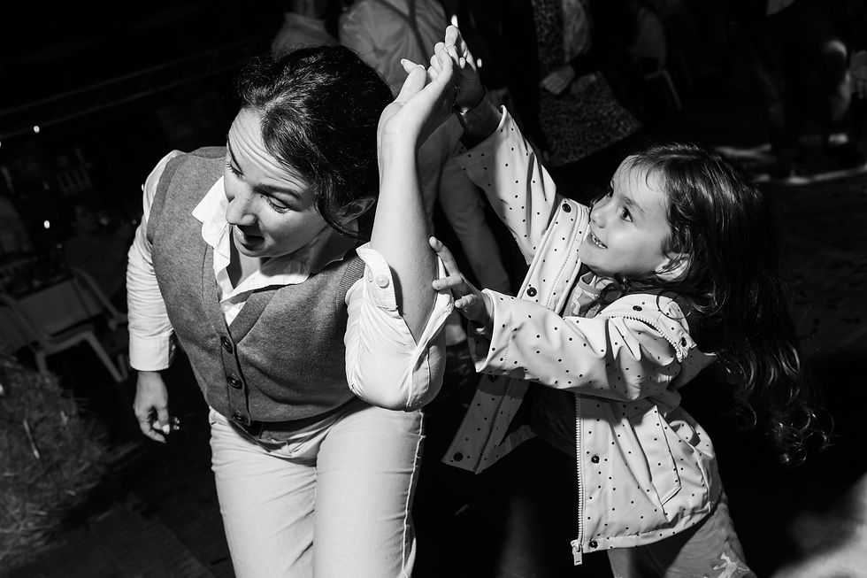 une mère et sa fille profite de la soirée dansante à Loches