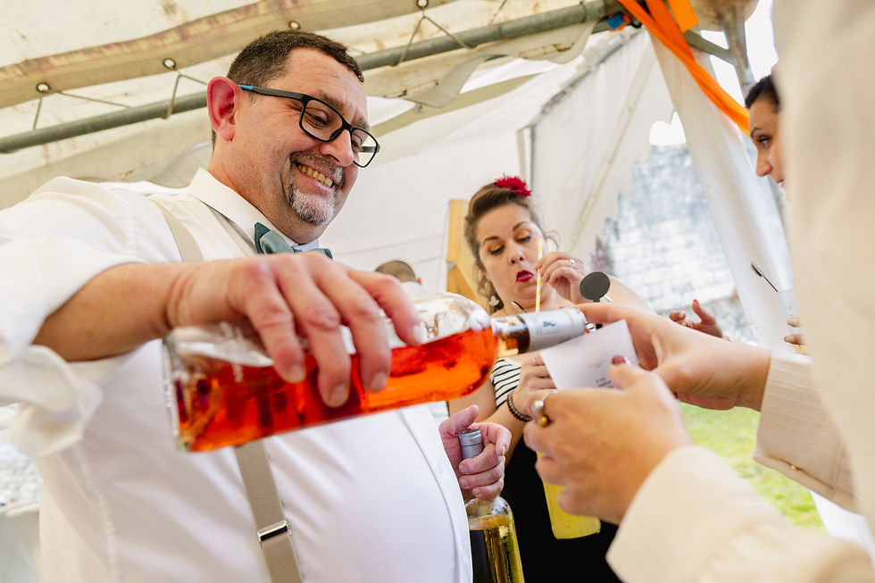 les invités trinquent pendant le vin d'honneur à Loches