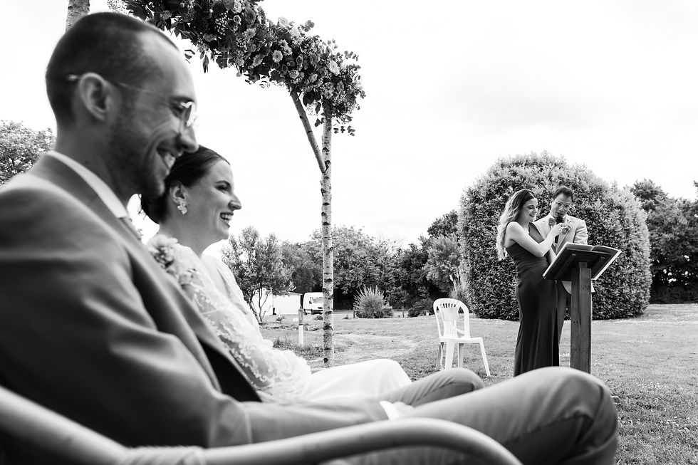 les amis des mariés font un discours