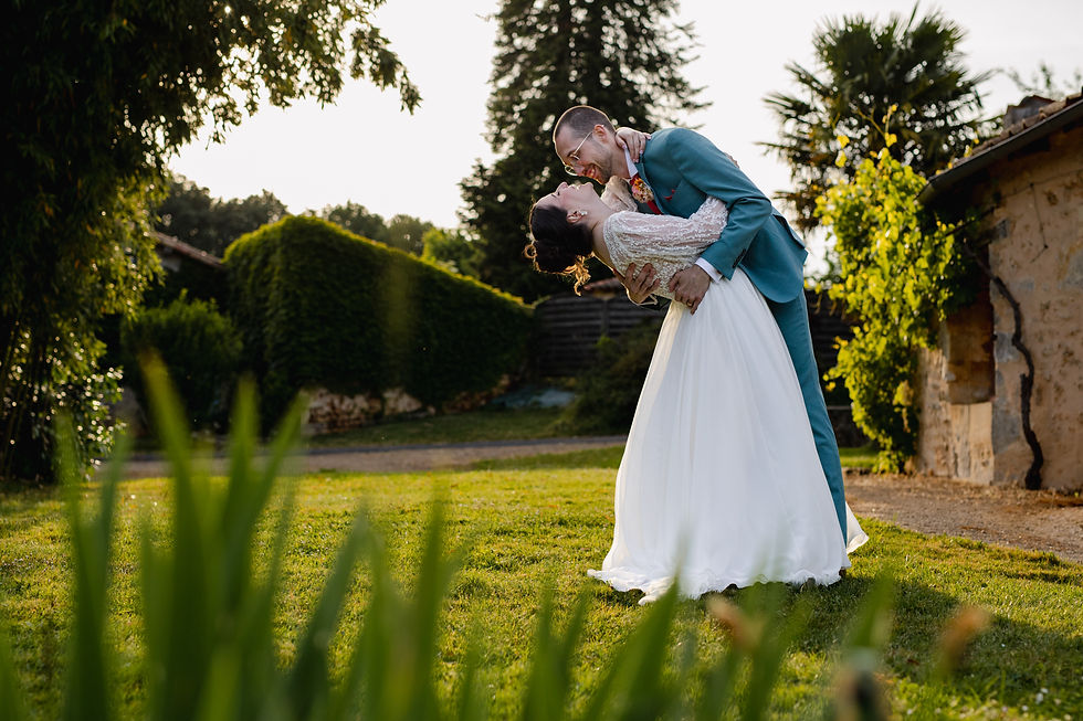 les mariés dansent pendant leurs photos de couple