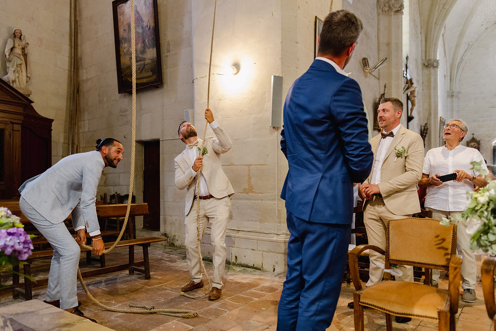 les témoins sonnent les cloches pour annoncer la fin de la cérémonie