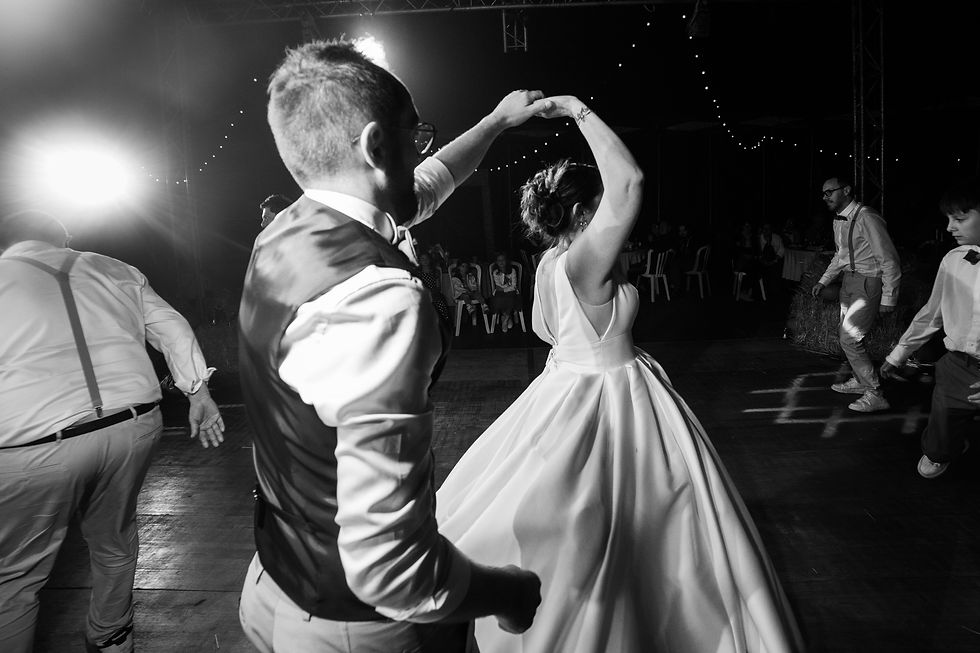 les mariés dansent ensemble au milieu de la piste de danse