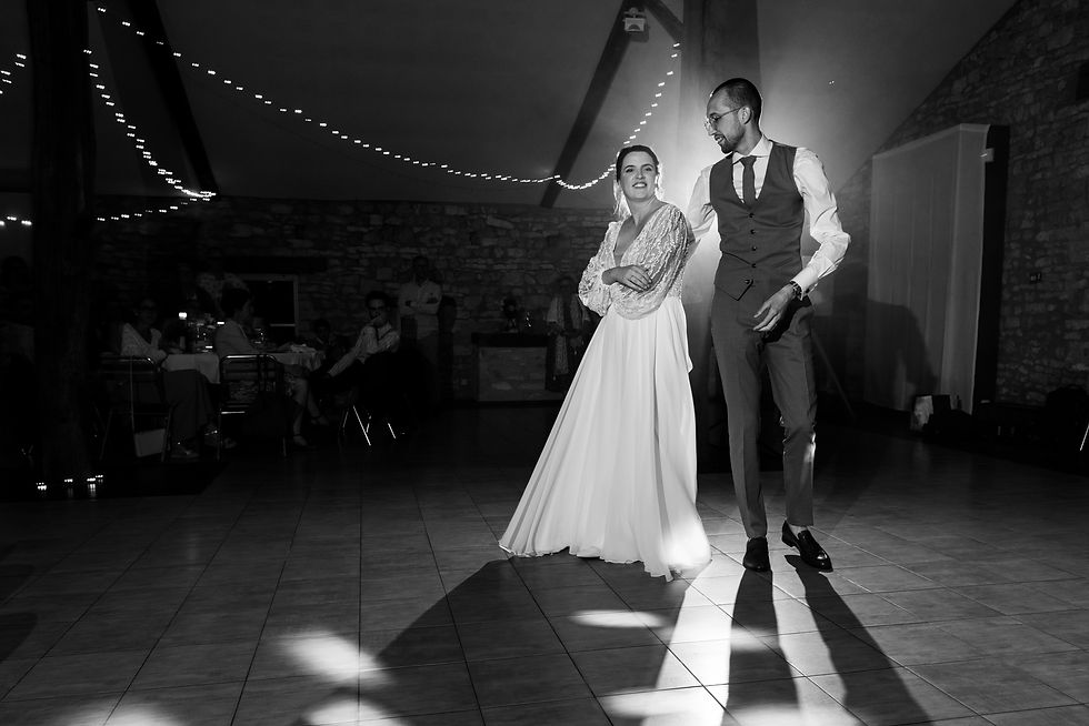 les mariés font leurs première danse